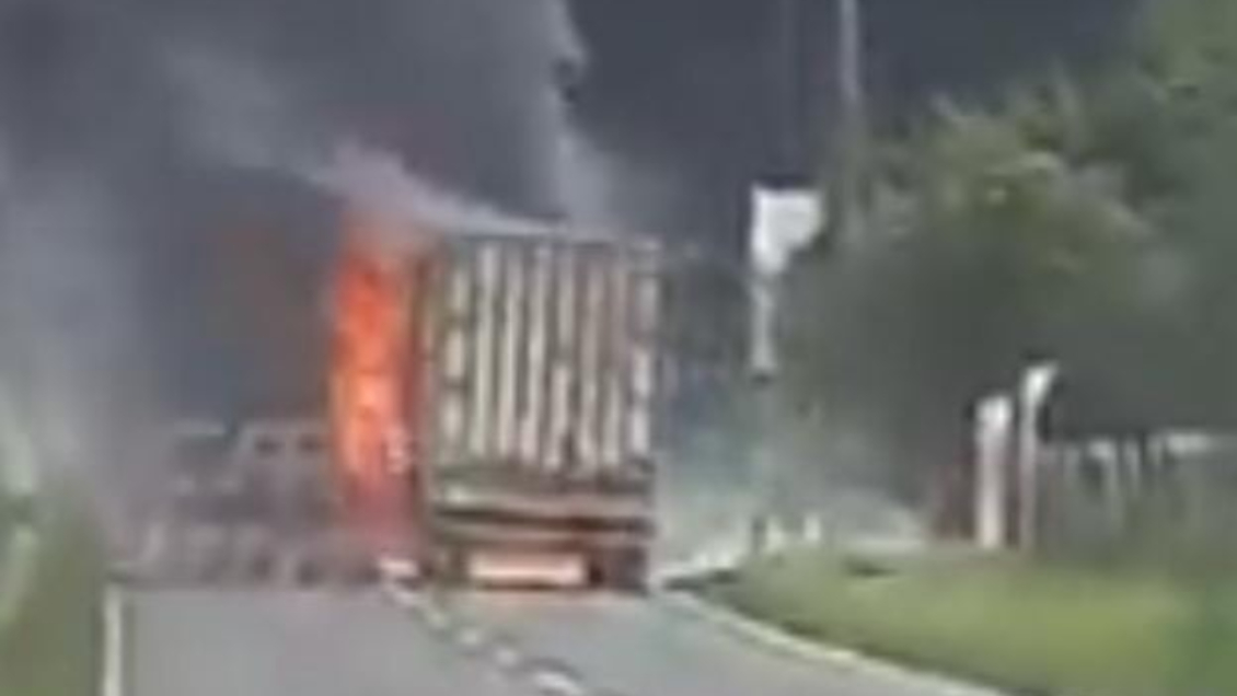 Encapuchados queman camión en medio de corte de camino en Cañete