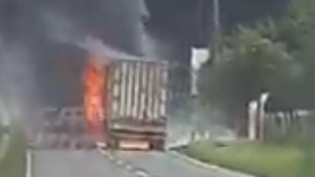   Encapuchados queman camión en medio de corte de camino en Cañete 