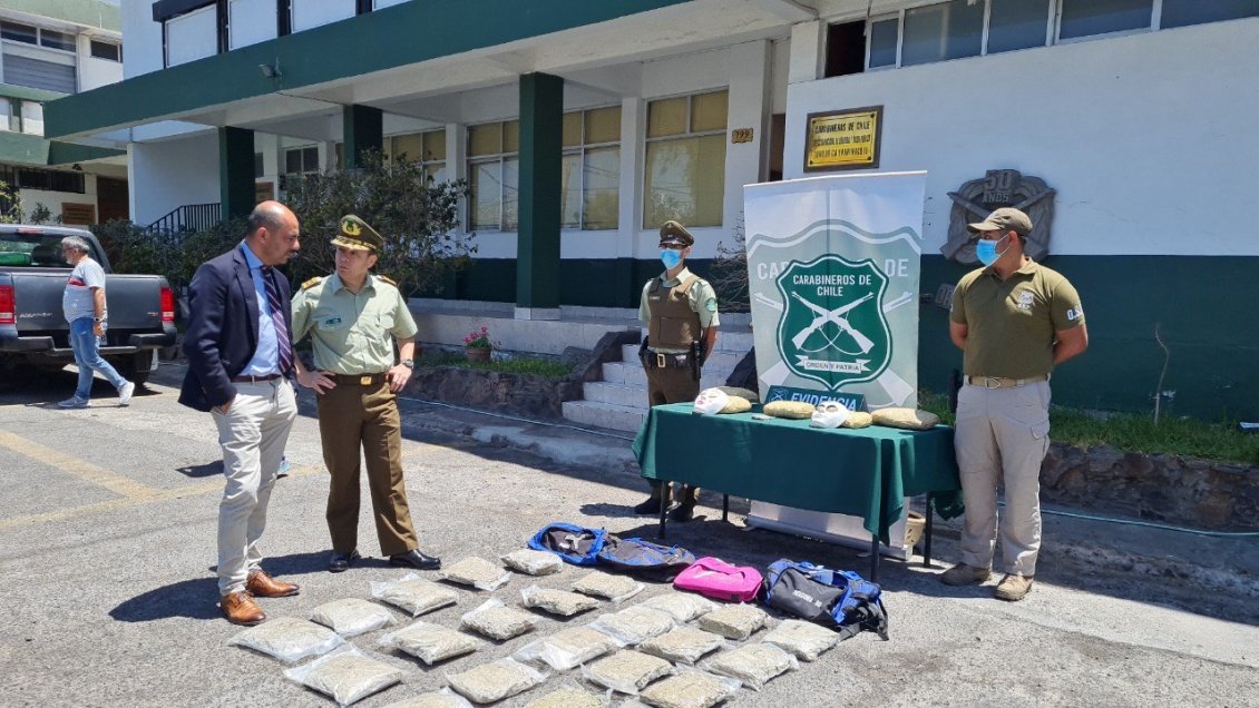 Carabineros detuvo a enmascarados que llevaban 30 kilos de marihuana en un auto