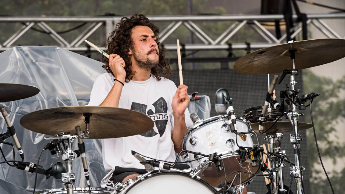 Baterista de The Neighbourhood fue expulsado de la banda por manosear a una mujer