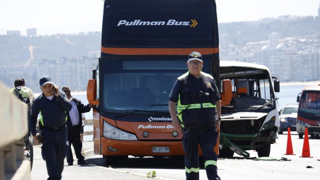 Choque entre micro y automóvil dejó 11 lesionados en Viña del Mar