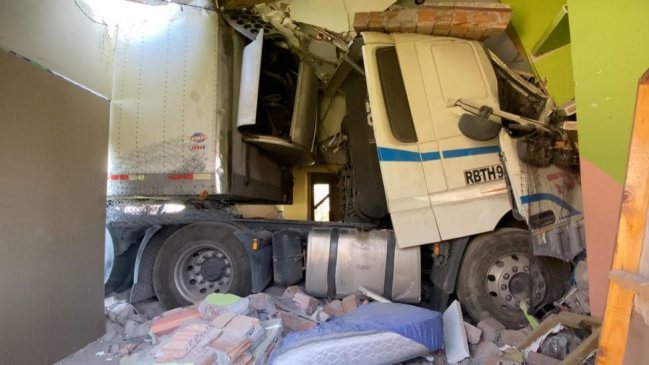  Familia de Arica lleva un mes con un camión incrustado en su casa tras choque  