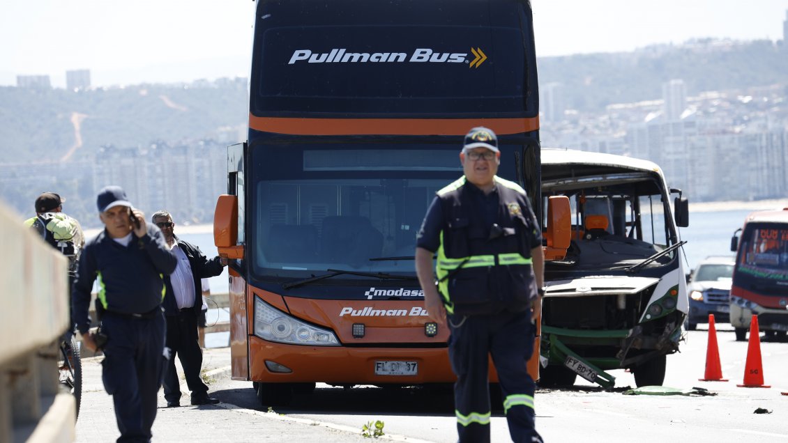 Choque entre micro y automóvil dejó 11 lesionados en Viña del Mar
