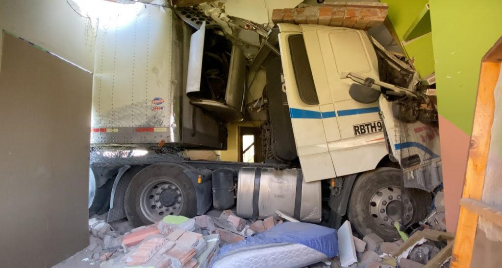 Familia que vive hace un mes con camión incrustado en su casa exige una solución