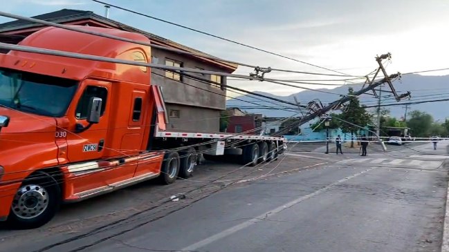   Camión de alto tonelaje botó 14 postes de luz en San Joaquín 