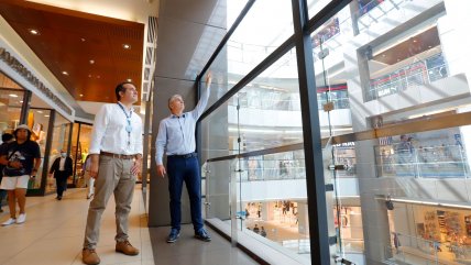   Costanera Center reemplazó las rejas: Instaló defensas de 2,5 metros de altura para evitar suicidios 