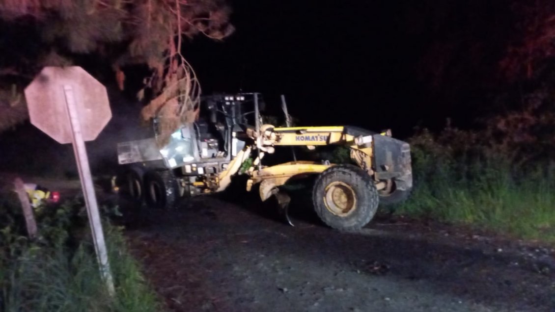 Encapuchados quemaron una motoniveladora en camino rural de Loncoche