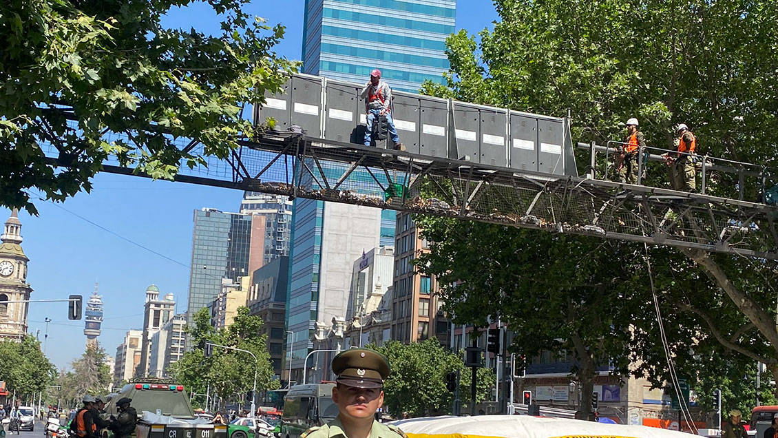Hombre protestó arriba de un letrero en la Alameda