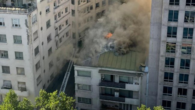 Incendio en edificio provocó la muerte de adulta mayor en el centro de Santiago