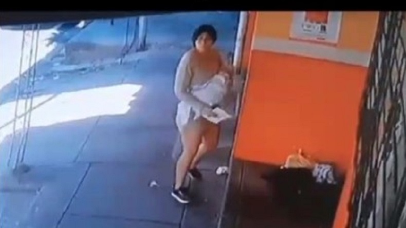 Mujer abandonó a bebé recién nacido y fue captada por cámaras de seguridad