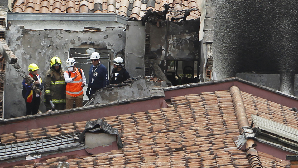 Avioneta cayó en barrio residencial de Medellín y dejó al menos ocho muertos