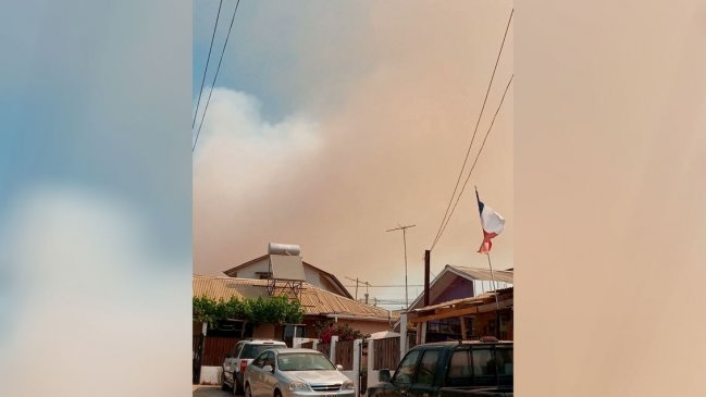 Alerta roja por incendio forestal en Quilpué que amenaza a viviendas del sector