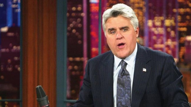 Jay Leno reaparece en público tras accidente que le quemó el rostro