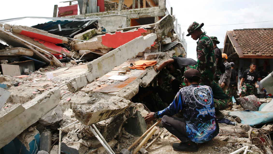 Suben a 268 los muertos por terremoto de magnitud 5,6 en Indonesia