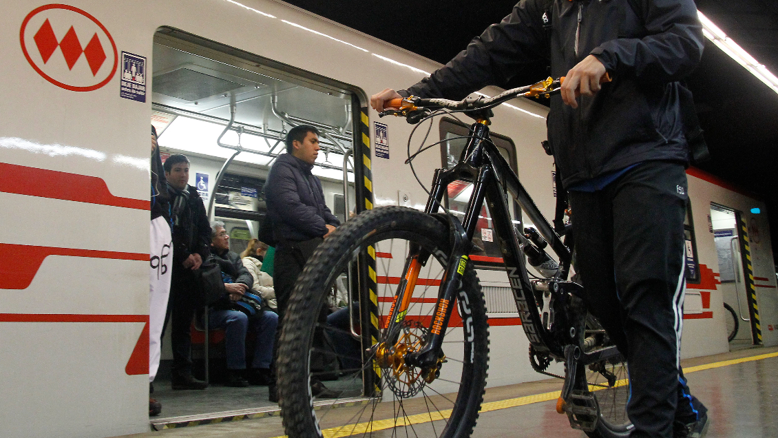 Metro de Santiago permitirá los viajes con bicicletas los días domingos