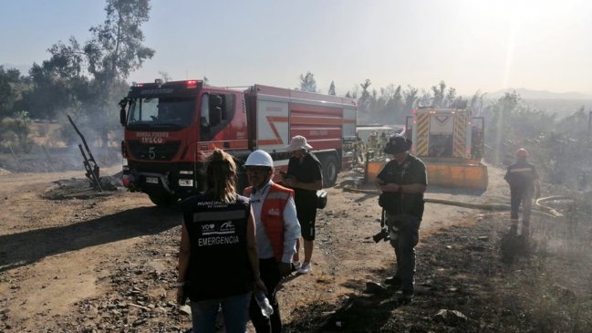  Incendio forestal que amenazó a condominio de Puente Alto fue controlado  