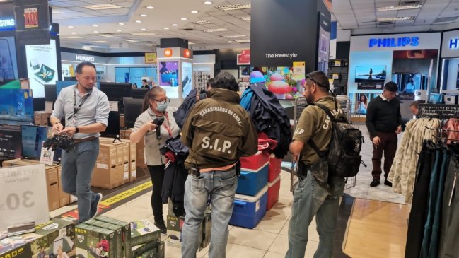 Carabineros incautó ropa deportiva desde tiendas de La Polar ante denuncia de falsificaciones