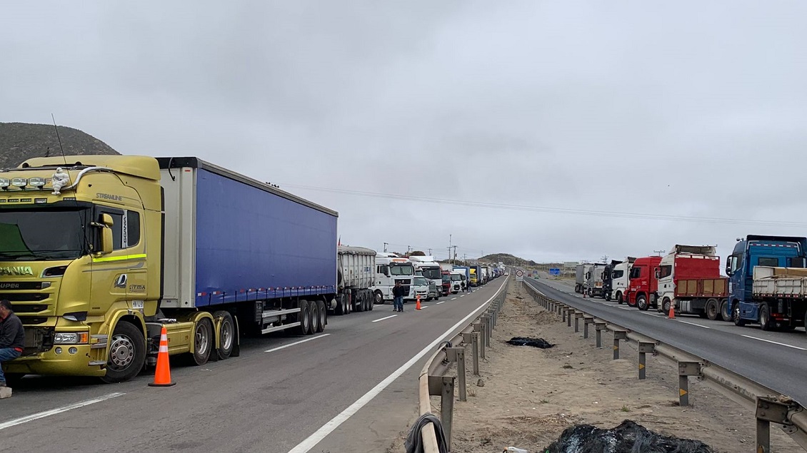 Alcalde denuncia que camioneros impidieron paso de viviendas para damnificados por incendio en Monte Patria