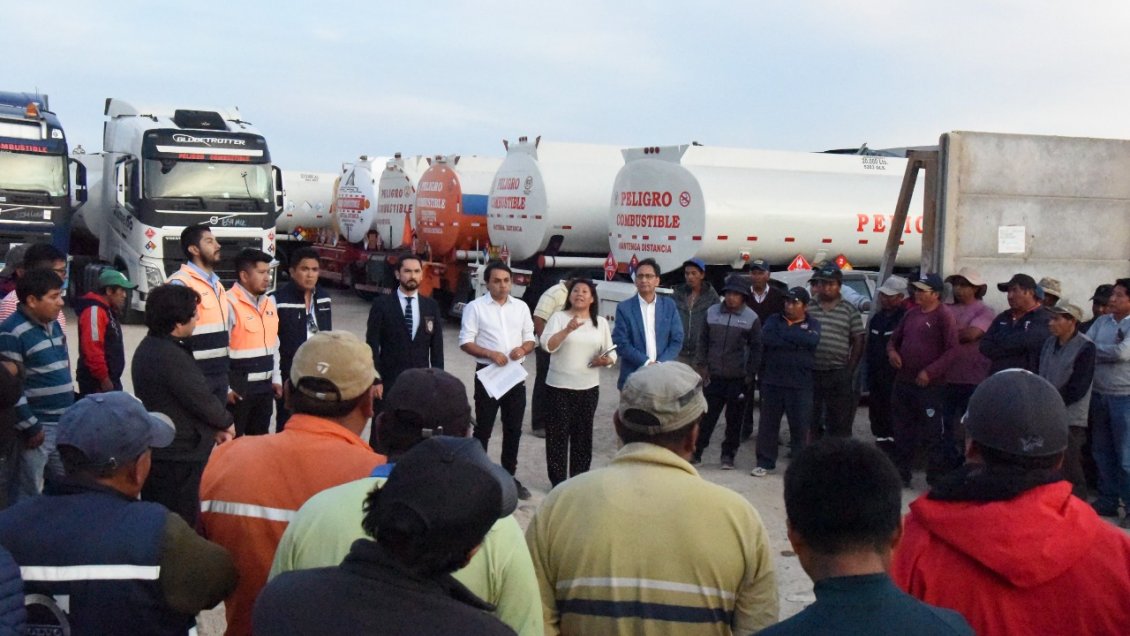 Gobernador de Arica alertó que cientos de camiones bolivianos están varados con carga peligrosa