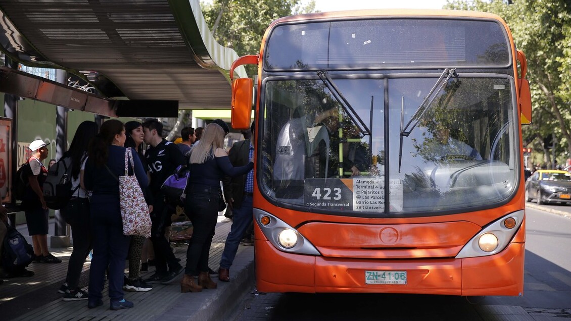 Cuatro de cada 10 santiaguinos no pagan la micro: El Gobierno anunció plan