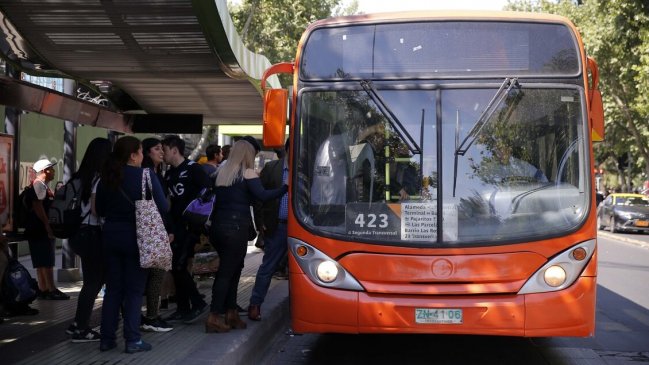 Cuatro de cada 10 santiaguinos no pagan la micro: El Gobierno anunció plan