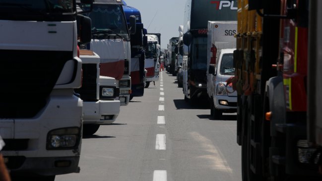 Gobierno logró acuerdo con algunos gremios de camioneros: Los demás siguen en paro por octavo día