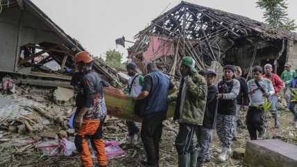   Muertos por terremoto en Indonesia suben a 310, un tercio de ellos niños 