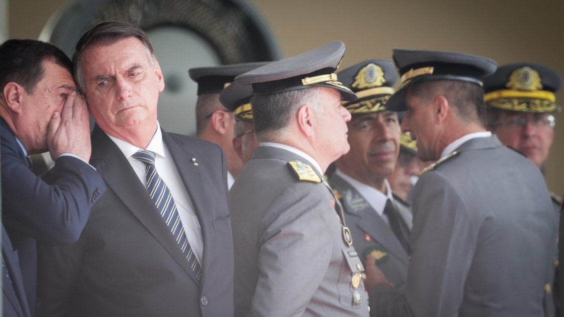 Sin emitir declaraciones, Jair Bolsonaro reapareció en público en un acto militar