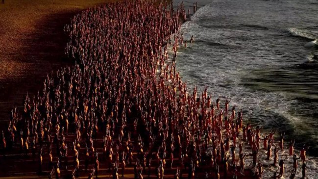 Spencer Tunick fotografía a voluntarios desnudos en masiva sesión de fotos en Sidney