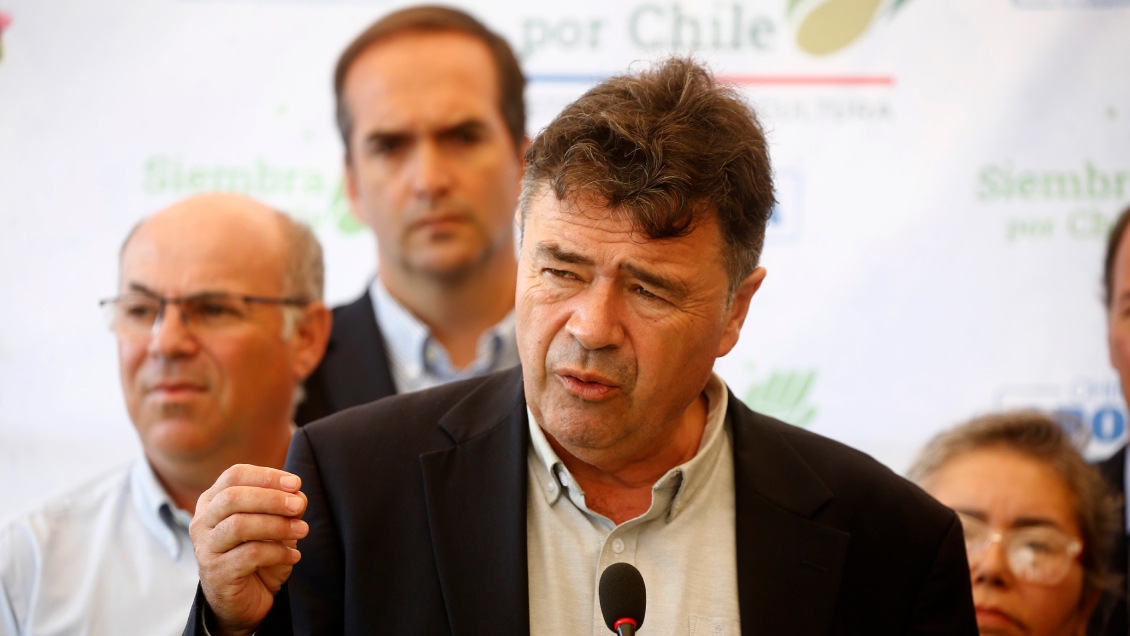 Ministro de Agricultura endurece tono contra los camioneros: Espero que se descuelguen de la 