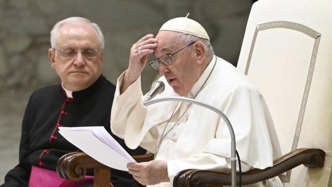   Papa Francisco descarta ordenar a mujeres sacerdotes, pero dice que merecen 