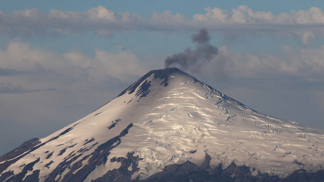 Sernageomin continúa monitoreo de Volcán Villarrica por aumento de actividad sísmica