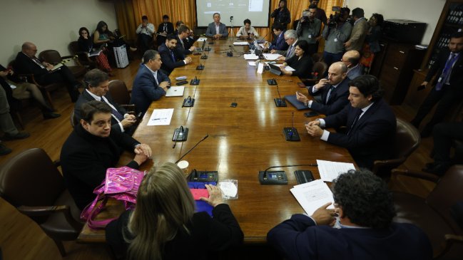 Comisión de Constitución pidió pronunciamiento a la secretaría de la Cámara para tramitar sexto retiro