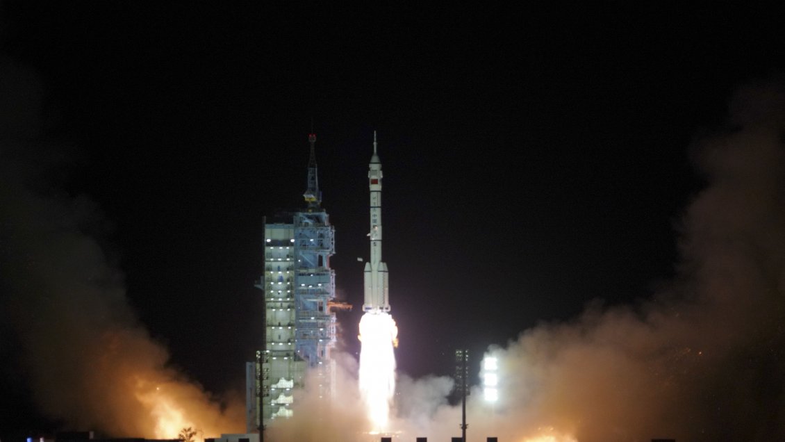 China lanzó nave con la tripulación que terminará construcción de la Tiangong