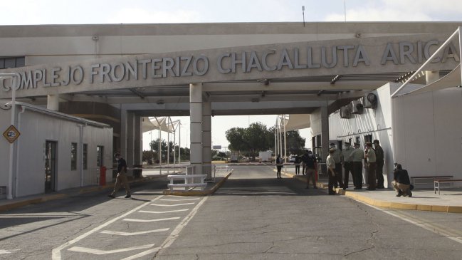 Casi un centenar de migrantes intentó ingresar en masa a Chile por el paso fronterizo Chacalluta