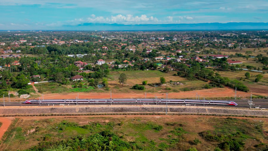 Ferrocarril China-Laos opera con solidez un año después de inauguración