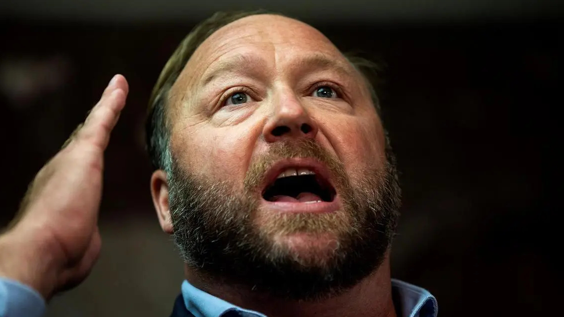 Propagador de teorías conspirativas en EEUU está en bancarrota tras multas millonarias