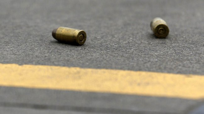 Villa Alemana: Hombre fue baleado cuando estaba en su auto afuera de supermercado