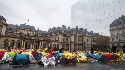   Unos 200 niños migrantes se manifiestan acampando fuera del Consejo de Estado de París 