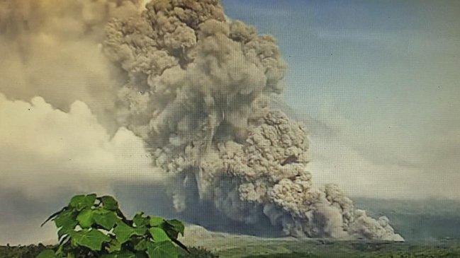   Erupción de volcán en Indonesia obliga a evacuar a más de 2.000 personas 