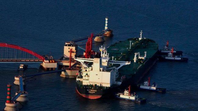   La OPEP y Rusia deciden mantener recortada su oferta petrolera 