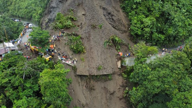  Colombia: Tres muertos y 20 personas sepultadas tras deslizamiento  