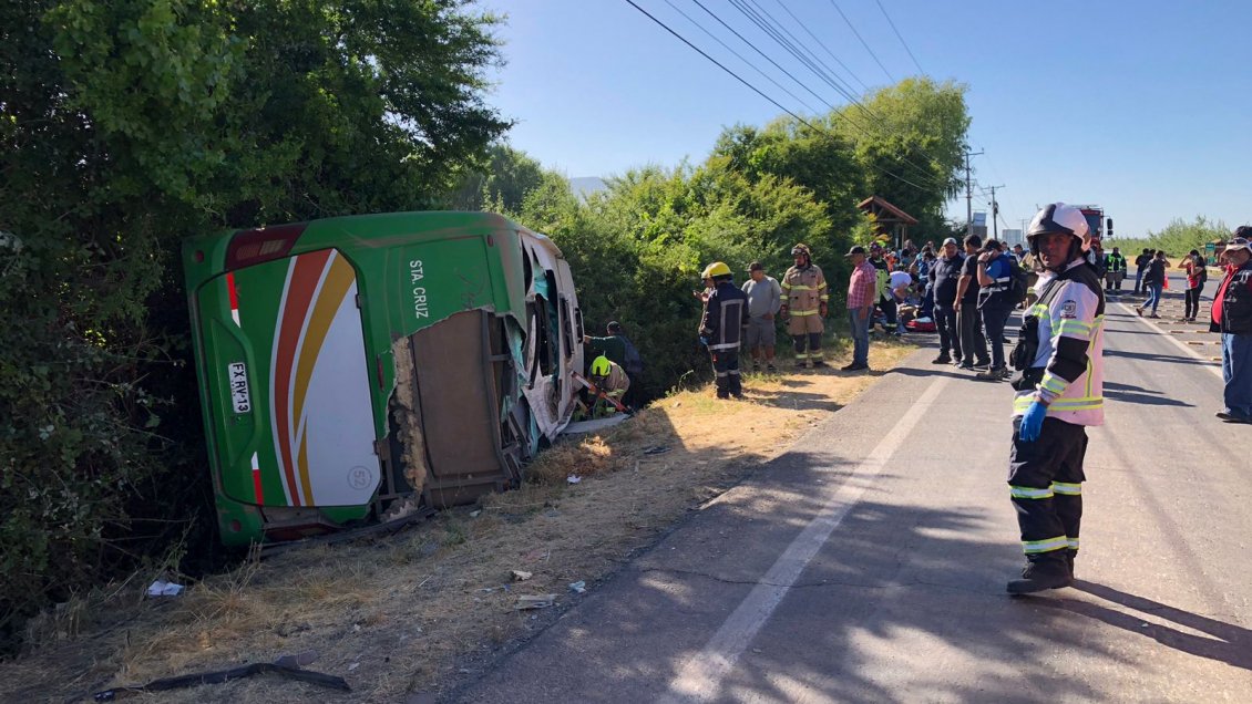 Colisión entre microbus y vehículos particulares deja cuatro personas graves en Palmilla