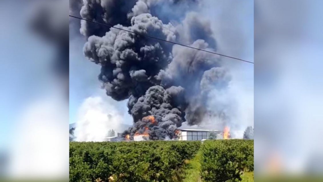 Gigantesco incendio afecta a packing en fundo de Chimbarongo