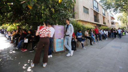  Largas filas se registran en la embajada de Venezuela para solicitar documentación  