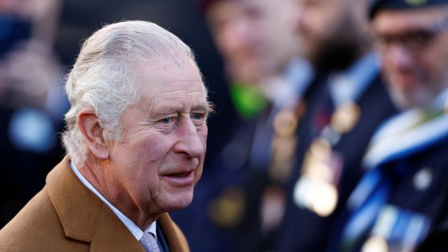 Otra vez le arrojaron un huevo a Carlos III en una actividad pública