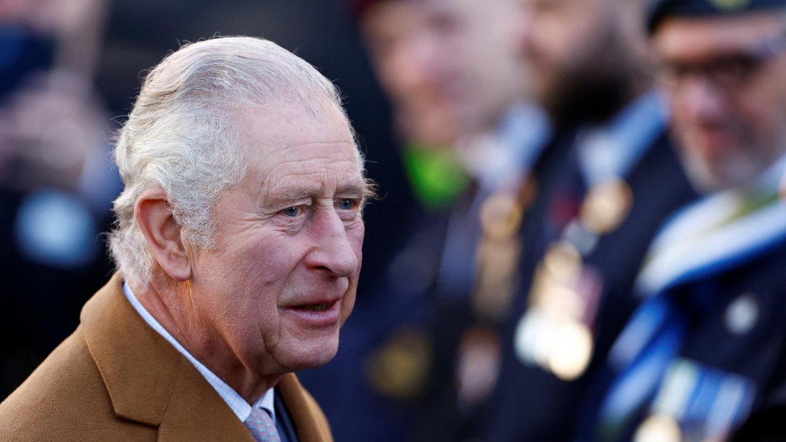 Otra vez le arrojaron un huevo a Carlos III en una actividad pública