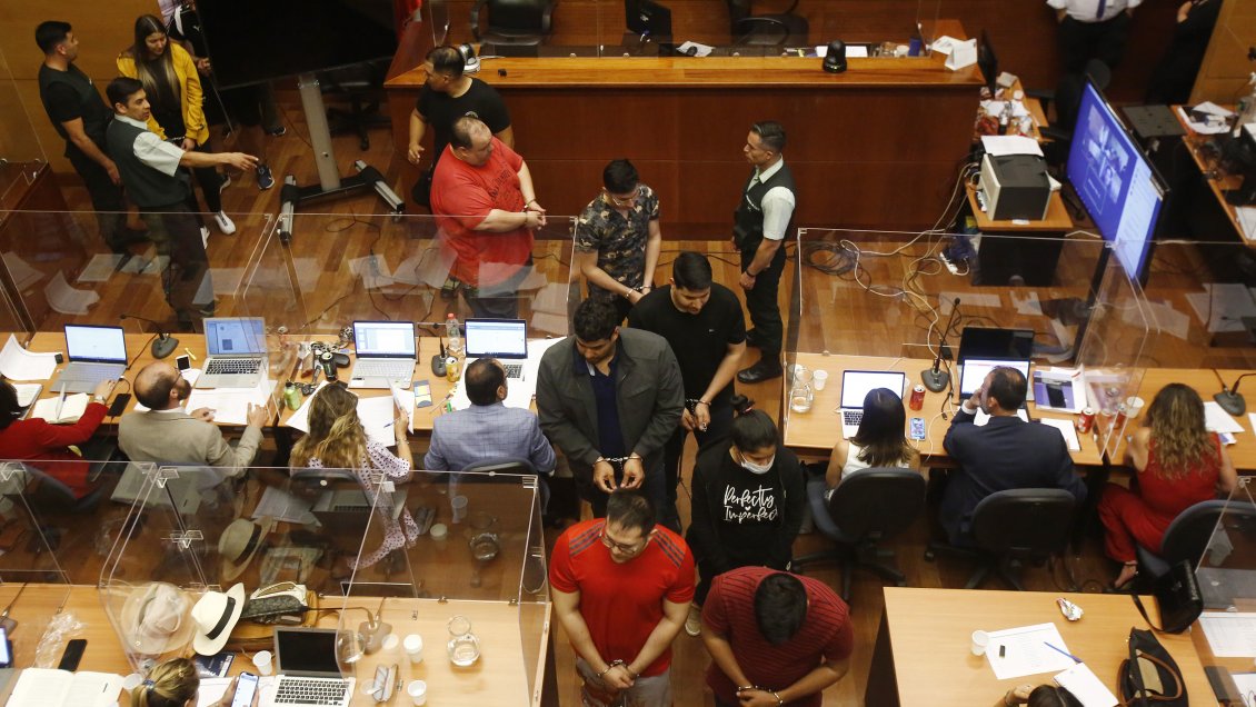 PDI detuvo a 29 médicos extranjeros acusados de emitir licencias falsas a Fonasa