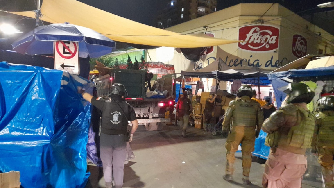 Delegación y Carabineros retiraron 44 toldos y 23 mesas en nuevo operativo en Meiggs