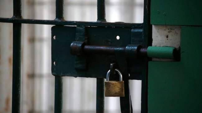 Gendarmes incautaron trozo de madera que contenía celulares y marihuana en cárcel de Ancud